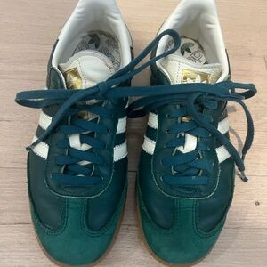 Adidas sambas in green, womens 9